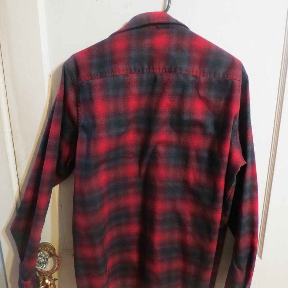 Swiss Tech Men Size Large Red Black Flannel Buffalo Plaid Long Sleeve Shirt - Picture 2 of 3